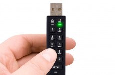 USB zibatmiņa pēdējos gados ir kļuvusi par ļoti populāru ierīci datu pārnēsāšanai un uzglabāšanai. Galvenokārt tāpēc, ka tā ir viegli...
